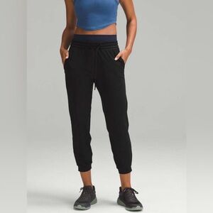 Lululemon Women’s Soft Jersey Classic-Fit Mid-
Rise Jogger in Black, size 6